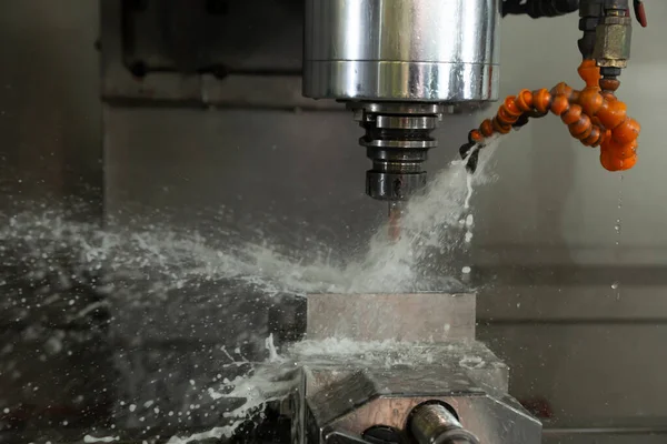 Metal işleten CNC değirmen makinesi. Metal modern işleme teknolojisi kesiliyor