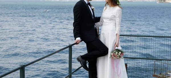 Buon Sposo Sposa Giorno Del Matrimonio Sul Lungomare — Foto Stock