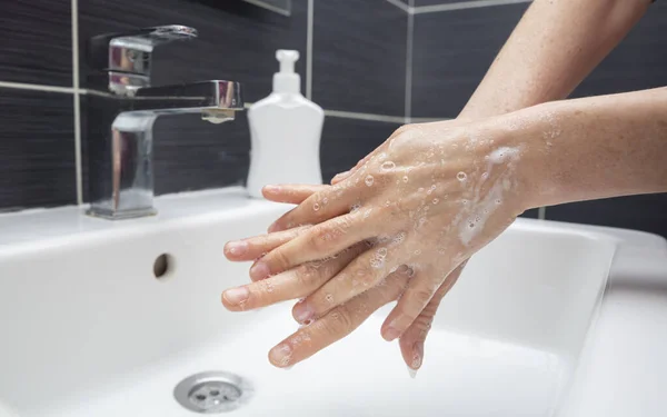 Frau Wäscht Sich Die Hände Mit Seife Ein Unkenntlich Gemachtes Stockbild