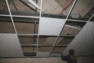 Askıya alınmış tavanın kurulumu