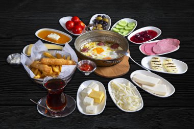 Geleneksel Türk kahvaltısı siyah arka plan. 