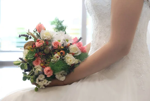 Brud Som Håller Blommor Parken — Stockfoto