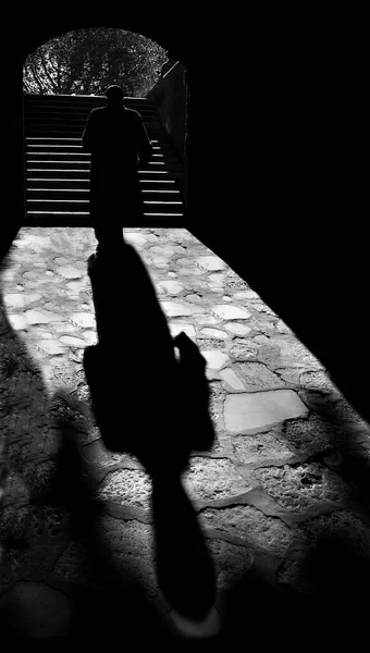 Büyük gölgeli adam tünelde yürüyor.