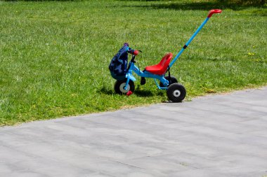 Çimlerin üzerinde çocuk bisikleti