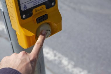 Trafik ışıklarında bir tuşa basarak