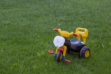 Çimlerin üzerinde çocuk bisikleti