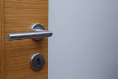 Dış kapı kolu ve Metal çerçeveye güvenlik kilidi