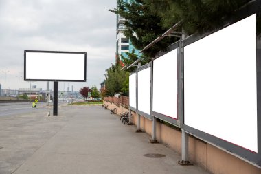 Şehir arkaplanındaki billboard tuval modeli
