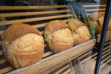 Fırında yuvarlak ekmekli vitrin rafı. Kapatma