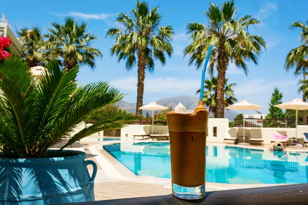 Caffè freddo a bordo piscina — Foto Stock