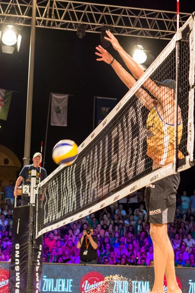 Jan Pokersnik Ljubljana plaj voleybolu Challenge finalde başka bir top engelleme