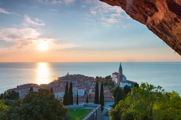 Sonnenuntergang in der adriatischen Stadt Piran — Stockfoto