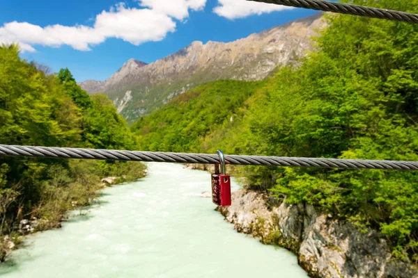 Liebesschloss am Fluss Soca — Stockfoto