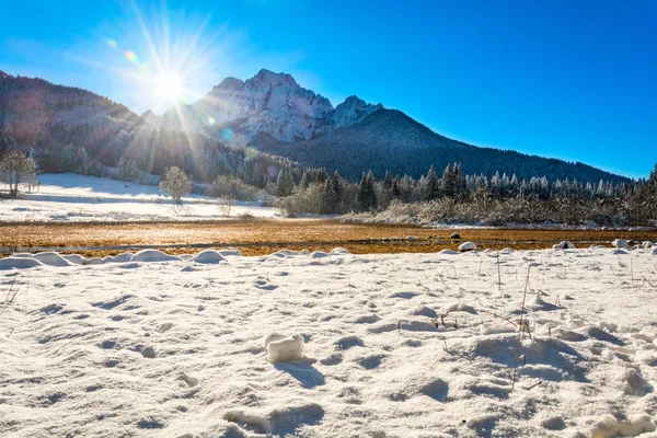 Zelenci 和夕阳下的雪场 — 图库照片