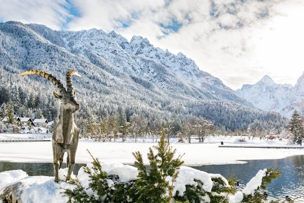 阳光明媚的一天在湖亚斯纳 马蒂奇在 Kranjska 戈拉守卫由摩羯座的雕像 — 图库照片