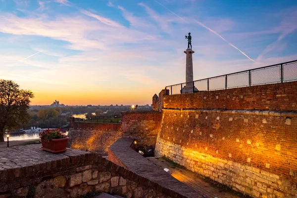 Kale Kalemegdan, Victor anıt ve Sava Nehri akşam renklerde