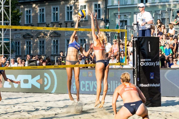 Iryna Ukrayna net Tjasa Kotnik sağa sola saldıran Makhno