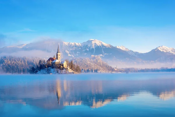 Açık gökyüzü ile bir kış güneşli sabahı Lake bled