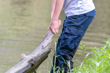 Nehirdeki insan manzarası