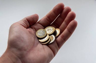 Eldeki paralar beyaz arkaplanda