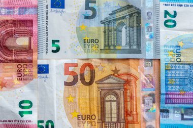 Avrupa 'daki farklı banknotlar, uluslararası ticaret pazarını Avrupa ve ABD ile, finans dünyasındaki değişim ve ekonomi politikalarını temsil etmektedir.