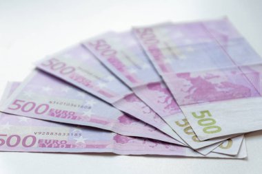 Avrupa 'daki 500 avroluk banknotlar, Avrupa finans piyasalarında uluslararası kitle finansmanı veya mali işlemleri gösteriyor