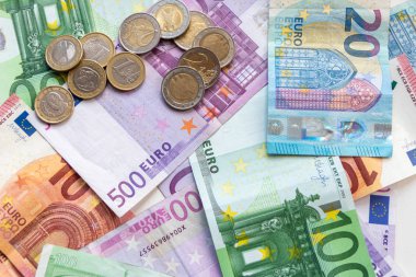 Bozuk paralar ve banka notlarıyla Avrupa 'dan gelen bir miktar para, küresel bir pazarda finans piyasası ve mali ticaret olarak avro ve Avrupa ile uluslararası finansmanı gösteriyor