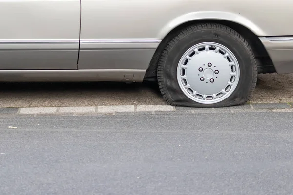 Een Lekke Band Een Auto Heeft Hulp Nodig Bij Pech — Stockfoto