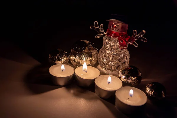 스카프와 모자를 얼굴을 크리스마스 사람은 크리스마스 이브에 따뜻하게 빛나는 촛불로 — 스톡 사진