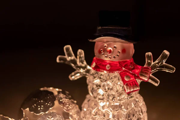 Bonito Iluminado Boneco Neve Natal Com Lenço Vermelho Chapéu Preto — Fotografia de Stock