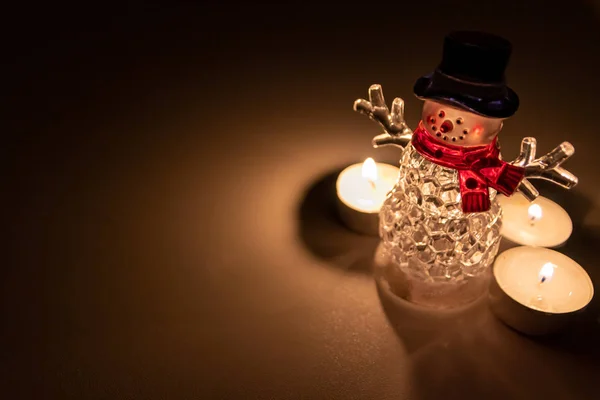 Bonito Iluminado Boneco Neve Natal Com Lenço Vermelho Chapéu Preto — Fotografia de Stock