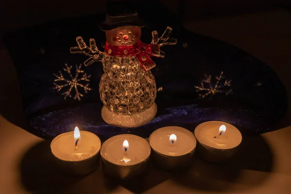 Симпатичный Освещаемый Рождественский Снеговик Красном Шарфе Черной Шляпе Смайлик Готов — стоковое фото