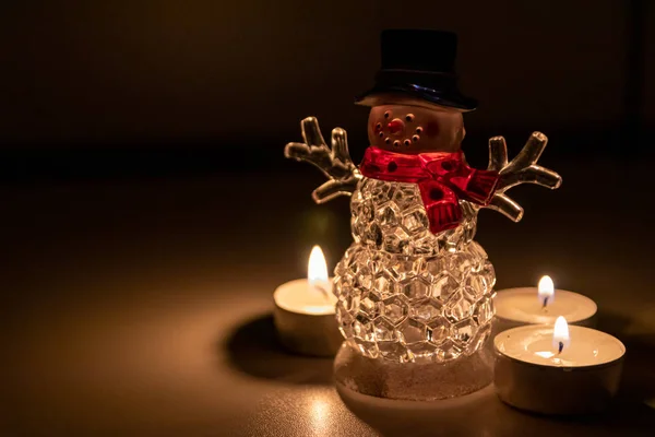 Bonito Iluminado Boneco Neve Natal Com Lenço Vermelho Chapéu Preto — Fotografia de Stock