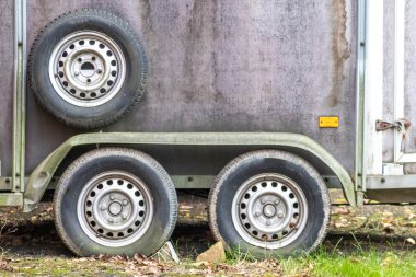 Yolda paslı bir karavan var.