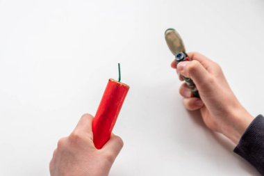 Tehlikeli bir çocuk gibi patlayıcı yüklü bir havai fişek taşıyan çocuk, yaralanma riski yüksek olan tehlikeli bir yerde, yeni yıl ve yeni yıl arifesinde yangın sigortası ve patlayıcılar için tehlikeli bir yer olduğunu gösteriyor.