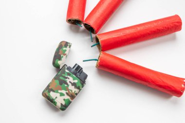 Kibritle ya da çakmakla patlatılmaya hazır yüksek patlayıcı, yangın sigortası için Silvester 'da yaralanma riskini gösteriyor ve yeni yıl arifesinde yeni yıl yangın krakeri ve çeteci fişeği gibi.