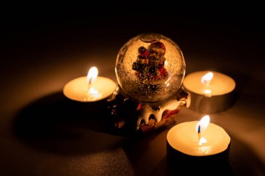 Fırtınalı bir kar fırtınası küresindeki Noel Baba çocuklara bir sürü hediyeyle ve atmosferik gelişim süsü olarak yanan çay mumlarıyla çevrili bir şekilde Noel 'e gidiyor.