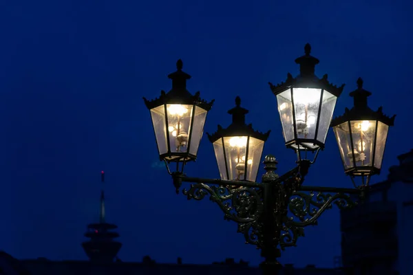 Alte Laterne Auf Dem Hintergrund Der Stadt lizenzfreie Stockbilder