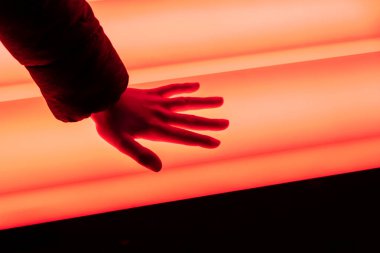 Bir insan elinin ışık demetini tutarken yakın plan