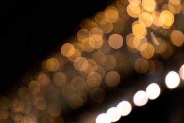 Noel, Silvester ve mutlu bir yeni yıl partisi gibi şenlikli kutlamalar için parlak altın bokeh arka planının yanı sıra parlak yağmurlar ve asil misafirlerle birlikte kutlamak için zarif davetiyeler.