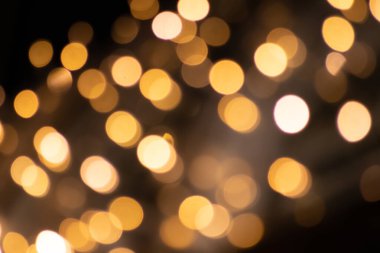 Noel, Silvester ve mutlu bir yeni yıl partisi gibi şenlikli kutlamalar için parlak altın bokeh arka planının yanı sıra parlak yağmurlar ve asil misafirlerle birlikte kutlamak için zarif davetiyeler.