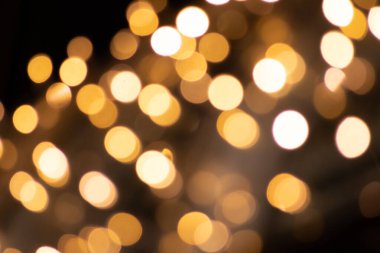 Noel, Silvester ve mutlu bir yeni yıl partisi gibi şenlikli kutlamalar için parlak altın bokeh arka planının yanı sıra parlak yağmurlar ve asil misafirlerle birlikte kutlamak için zarif davetiyeler.