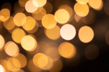 Noel, Silvester ve mutlu bir yeni yıl partisi gibi şenlikli kutlamalar için parlak altın bokeh arka planının yanı sıra parlak yağmurlar ve asil misafirlerle birlikte kutlamak için zarif davetiyeler.