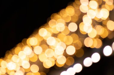 Noel, Silvester ve mutlu bir yeni yıl partisi gibi şenlikli kutlamalar için parlak altın bokeh arka planının yanı sıra parlak yağmurlar ve asil misafirlerle birlikte kutlamak için zarif davetiyeler.