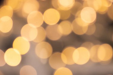 Noel, Silvester ve mutlu bir yeni yıl partisi gibi şenlikli kutlamalar için parlak altın bokeh arka planının yanı sıra parlak yağmurlar ve asil misafirlerle birlikte kutlamak için zarif davetiyeler.