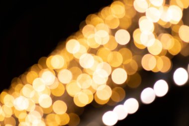 Noel, Silvester ve mutlu bir yeni yıl partisi gibi şenlikli kutlamalar için parlak altın bokeh arka planının yanı sıra parlak yağmurlar ve asil misafirlerle birlikte kutlamak için zarif davetiyeler.