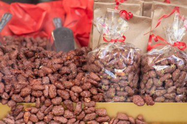 Kızarmış badem, Advent 'teki Noel pazarındaki Noel gibi kokar ve sizi Christkindlemarkt' taki Advent sezonunda atıştırmaya davet eder.