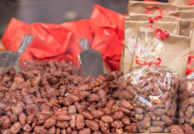 Kızarmış badem, Advent 'teki Noel pazarındaki Noel gibi kokar ve sizi Christkindlemarkt' taki Advent sezonunda atıştırmaya davet eder.