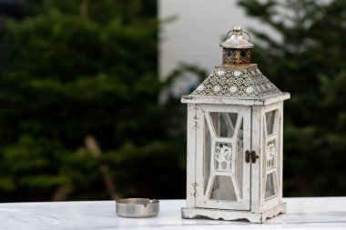 Ahşap masada güzel bir fener