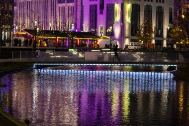 Noel gecesi şehrin gece manzarası.